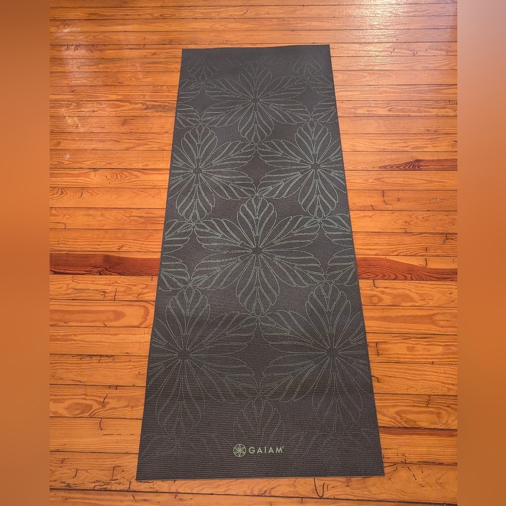 GAIAM Dark Yoga Mat with Leaf Design